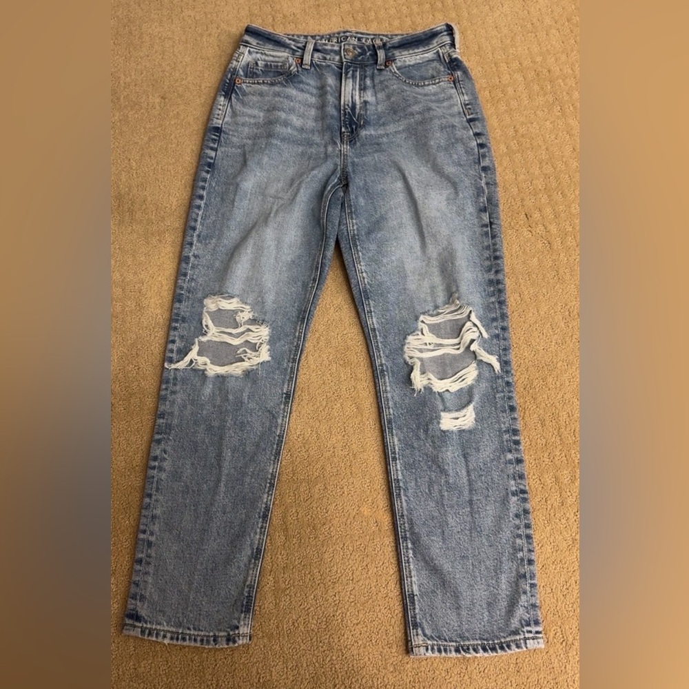 American Eagle Short Strigid Ripped Blue Mom Jeans